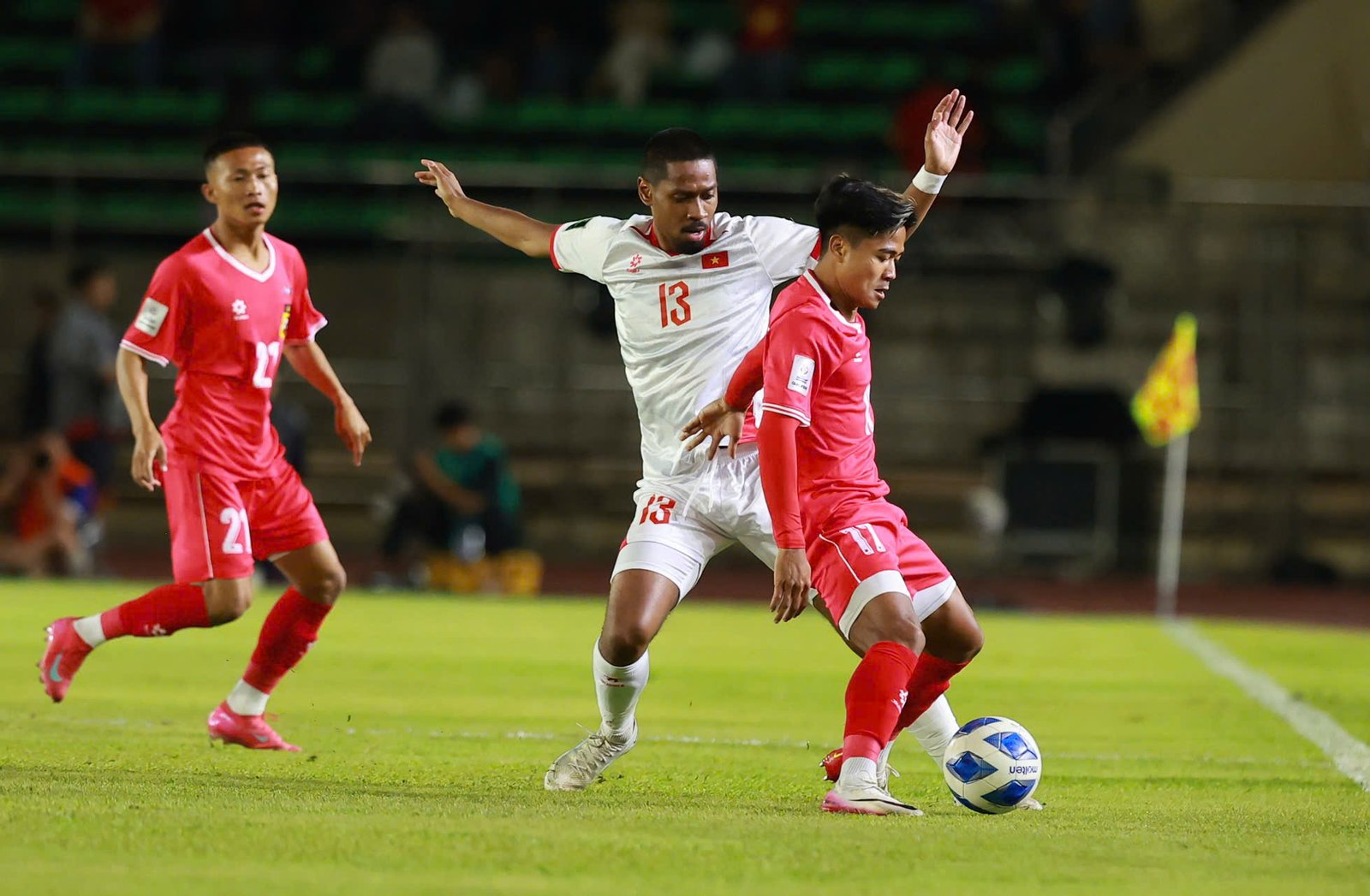 Đội tuyển Việt Nam (áo trắng) cần điểm rơi phong độ phù hợp cho AFF Cup