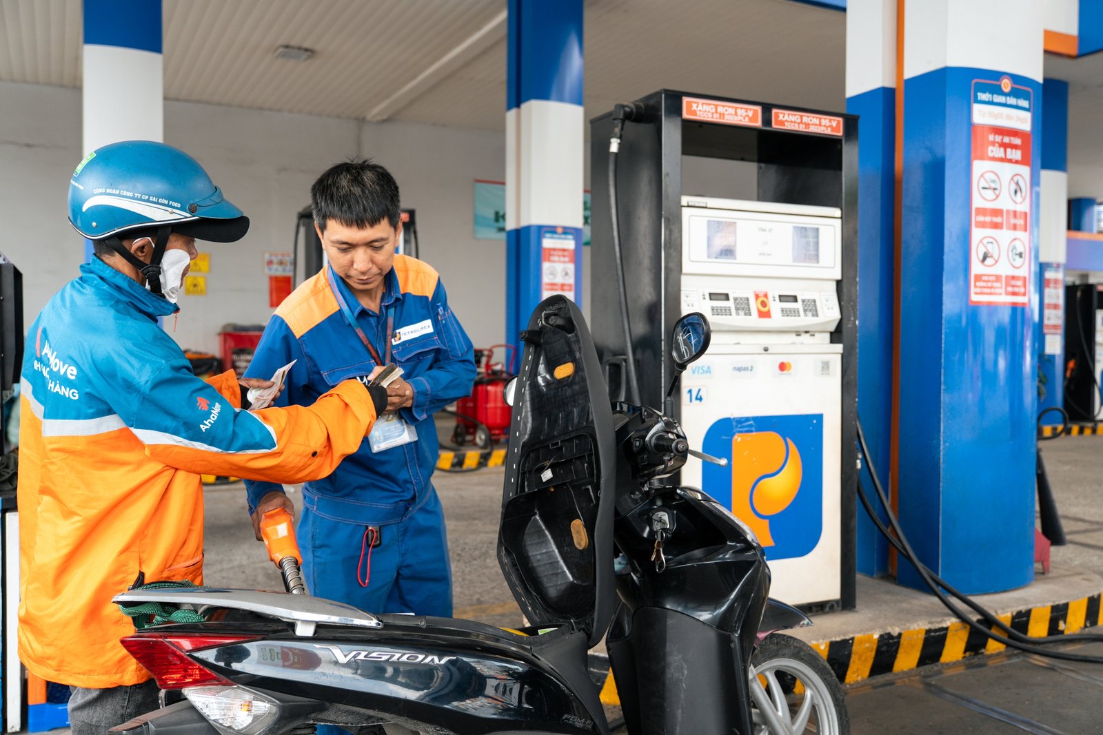 Điều chỉnh giá xăng dầu giảm các mặt hàng - Ảnh: HỮU HẠNH