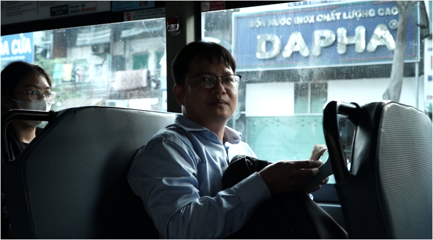 Việc đi xe buýt mang lại nhiều lợi ích như an toàn, tiện lợi, giảm rủi ro khi di