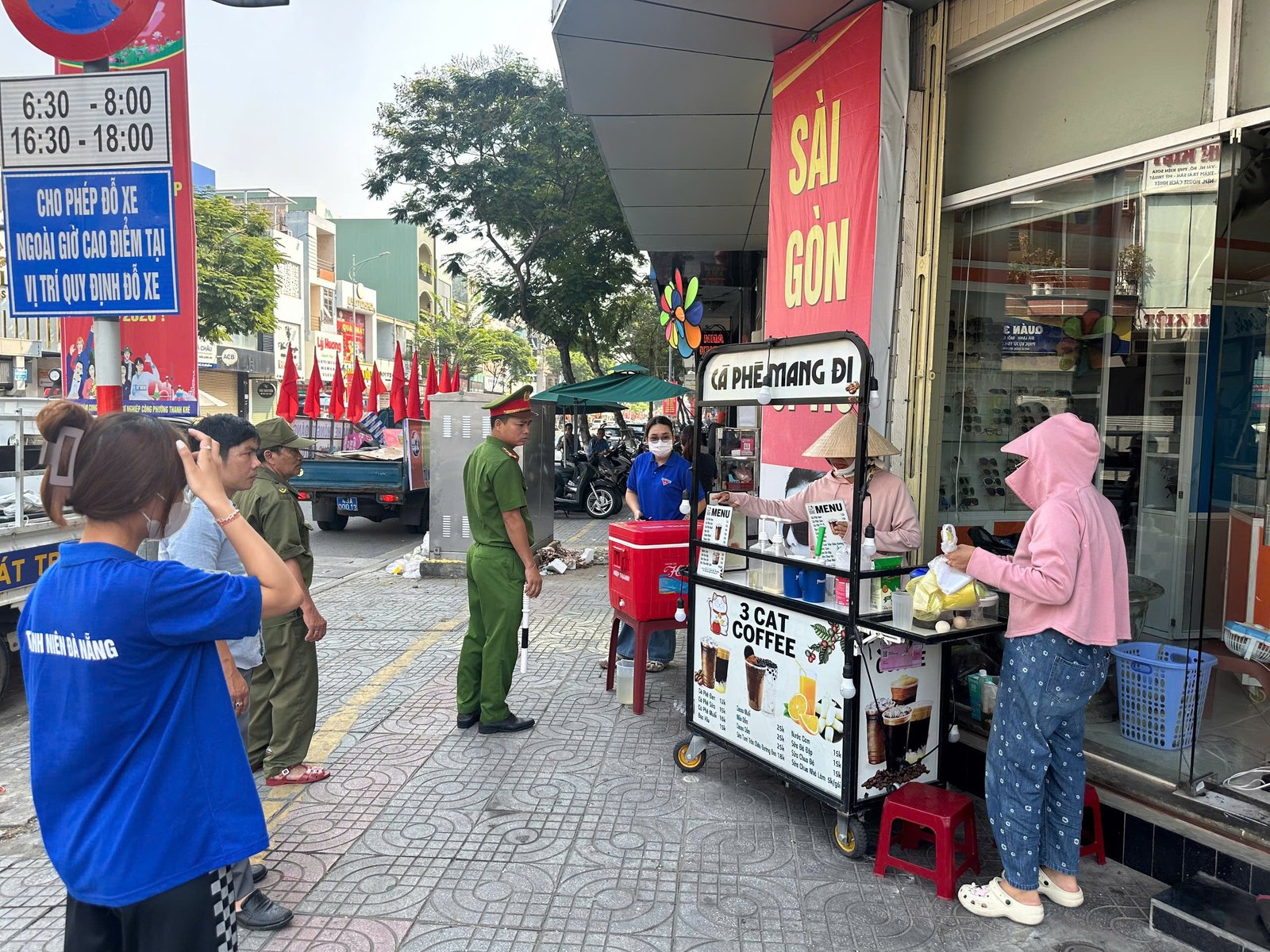 Lực lượng phường Thanh Khê xử lý lấn chiếm vỉa hè - Ảnh: B.D.