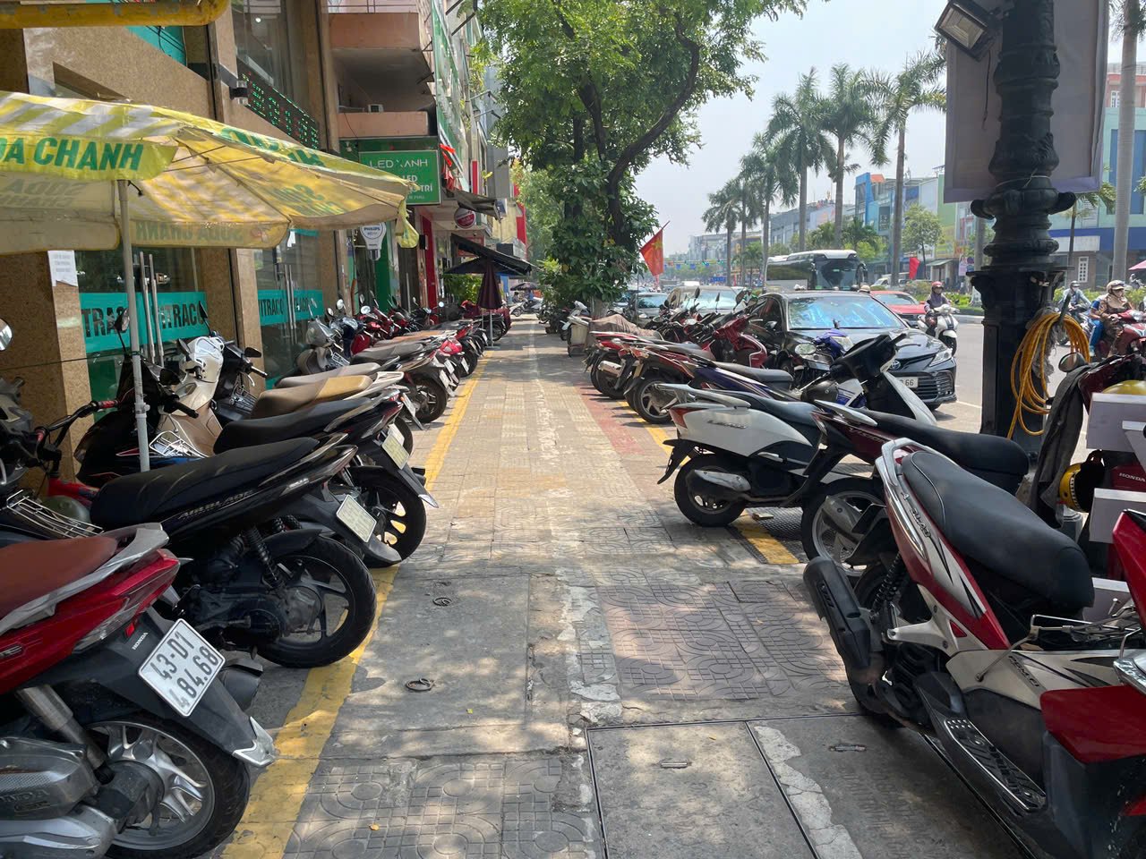 Tuyến vỉa hè đường Điện Biên Phủ đã được trả lại cho người đi bộ - Ảnh: B.D.