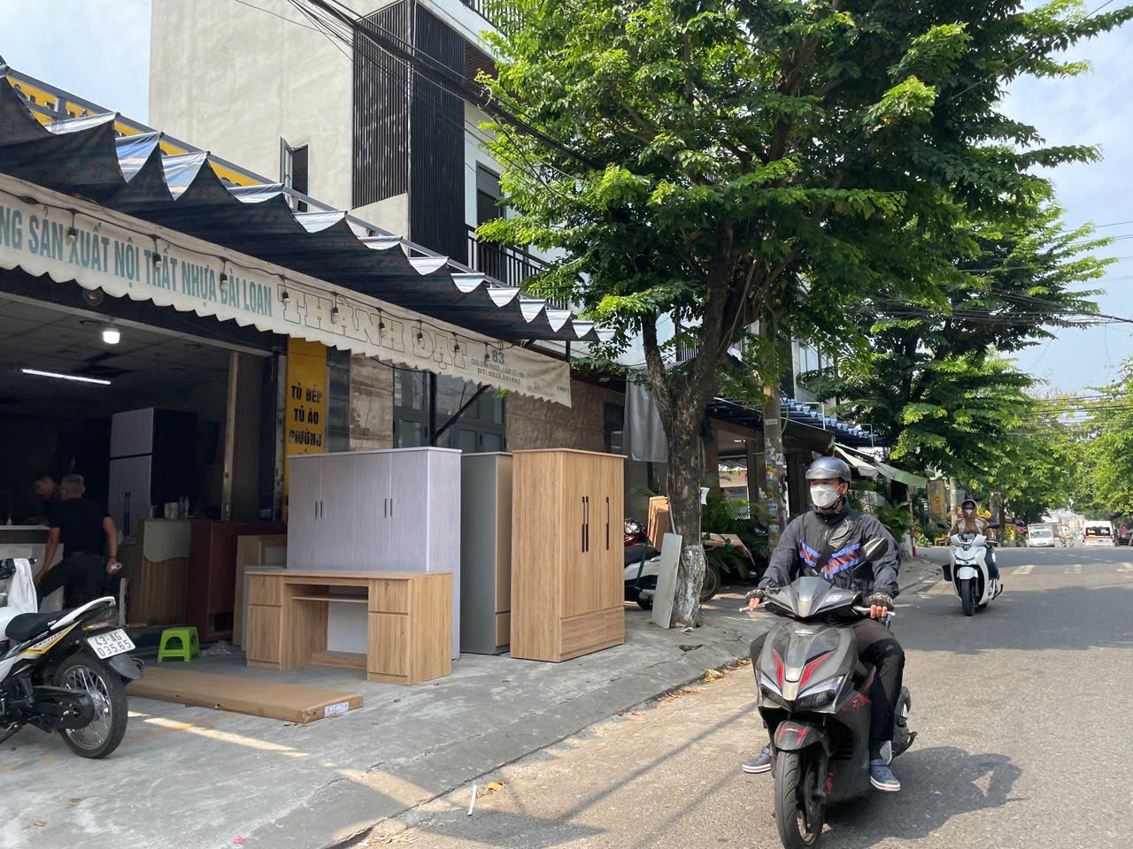 Các tuyến đường quanh bến xe Đà Nẵng bị biến thành nơi đặt hàng hóa - Ảnh: B.D.