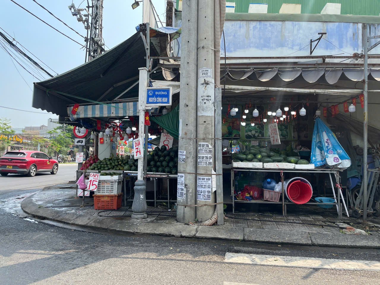 Góc đường gần cầu vượt Ngã Ba Huế bị bao chiếm làm nơi kinh doanh - Ảnh: B.D.