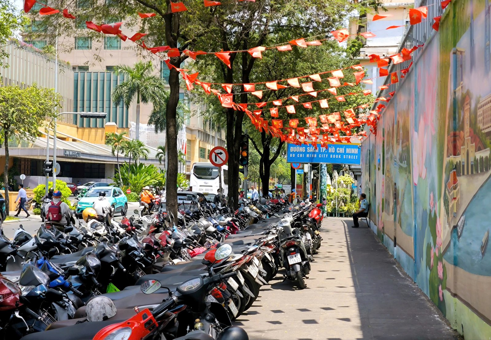 Bãi giữ xe của Đường sách TP.HCM trên vỉa hè đường Hai Bà Trưng được Sở Xây dựng