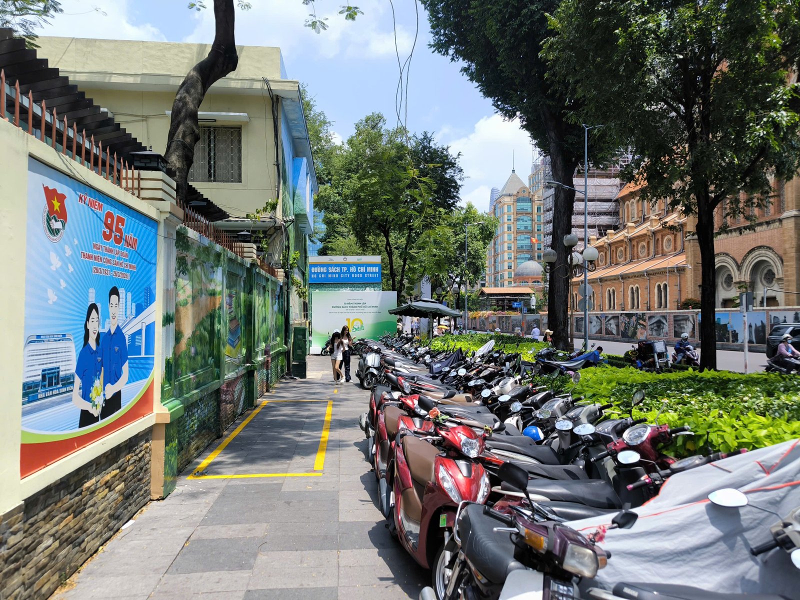 Bãi giữ xe của Đường sách TP.HCM ở vỉa hè đường Công xã Paris - Ảnh: CHÂU TUẤN