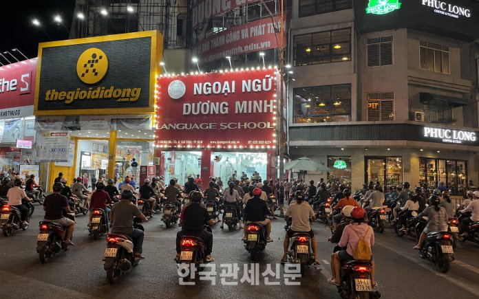 호치민 영어학원앞 하원시간에 자녀를 픽업하기위한 오토바이행렬 | 한국관세신문