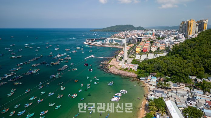 썬그룹이 개발 중인 푸꾸옥 남부지역 전경. 혼똔섬 케이블카와 전통 어선들이 어우러진 해안 마을 모습이 보인다. | 한국관세신문