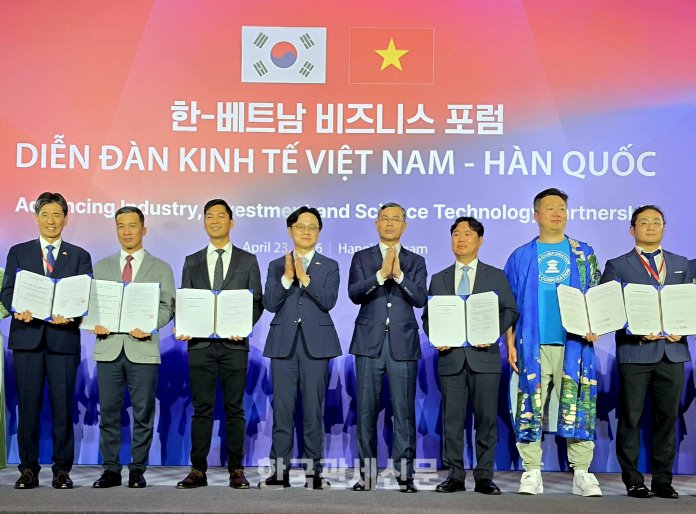 한-베트남 비즈니스 포럼에 참석한 이기현 이퓨쳐 대표(오른쪽 세 번째). 이퓨쳐는 베트남 최대 교육·출판 유통기업 파하사(FAHASA)와 AI 기반 교육 플랫폼 협력을 추진하고 있다. │ 한국관세신문