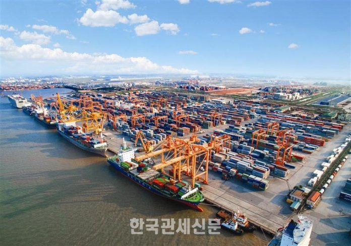 베트남 북부 물류 거점인 하이퐁항 전경. 한국 기업들이 베트남을 생산·수출기지로 활용하는 가운데, 최근 물가 상승과 무역적자 확대, 원산지 검증 리스크가 새로운 경영 변수로 떠오르고 있다. ㅣ한국관세신문