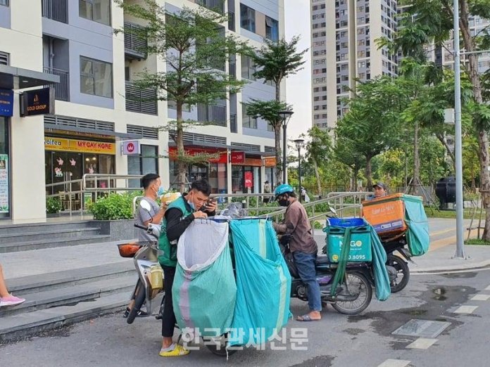 베트남 이커머스 시장이 쇼피와 틱톡샵을 중심으로 빠르게 성장하면서, 오토바이를 활용한 라스트마일 배송망은 온라인 소비시장의 핵심 인프라로 부상하고 있다. ㅣ사진=The Investor / 한국관세신문