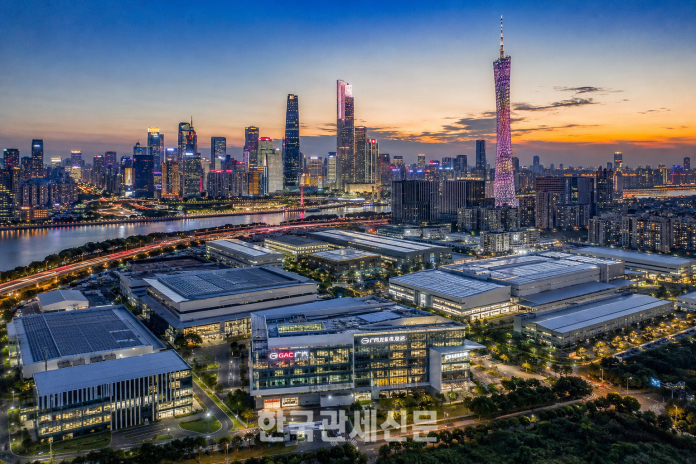 광저우 도심과 첨단 제조단지 전경. 중국 남부 제조 중심지인 광저우는 전통 조립산업에서 벗어나 전기차·배터리·반도체·AI 중심의 고부가가치 산업도시로 재편되고 있다. | 한국관세신문 AI이미지