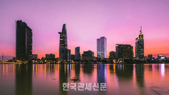 호치민시는 베트남 외국인투자의 핵심 거점으로 꼽힌다. 투자법 2025 시행 이후 외국인 법인 설립과 투자프로젝트 등록 절차에 대한 실무 검토가 더욱 중요해졌다.|사진=한국관세신문 AI이미지생성