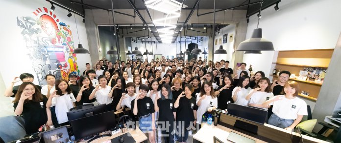 크레아토리 임직원들이 베트남 호치민 사무실에서 함께 포즈를 취하고 있다. 2015년 설립된 크레아토리는 베트남 현지 인재 중심의 조직 운영과 콘텐츠·커머스 결합 전략을 통해 대표적인 크리에이터 마케팅 기업으로 성장했다.|사진=크레아토리