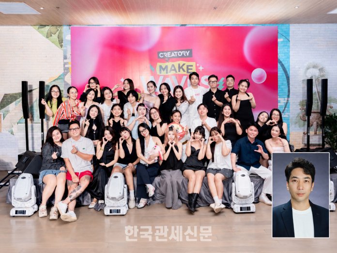크레아토리 소속 인플루언서들과 함께 기념촬영을 하고 있는 이원기 대표. 사진 맨 뒷줄 오른쪽에서 네 번째가 크레아토리 이원기 대표다.| 사진제공=이원기대표
