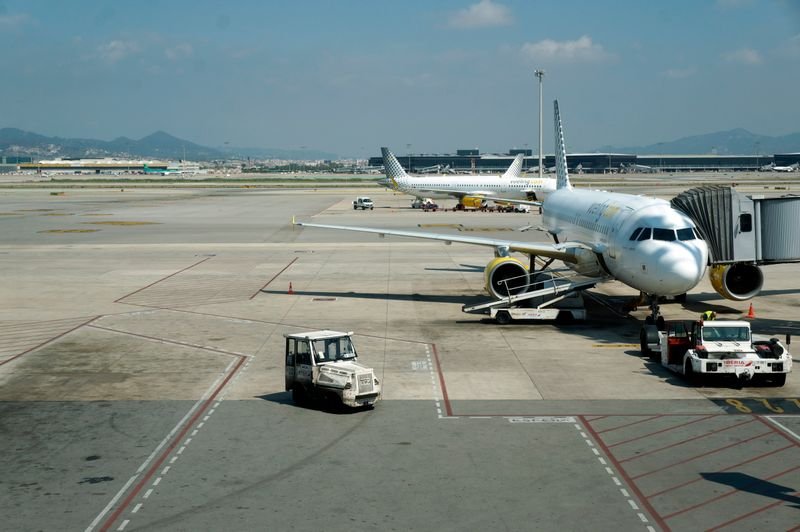 공항 계류장에 대기 중인 항공기