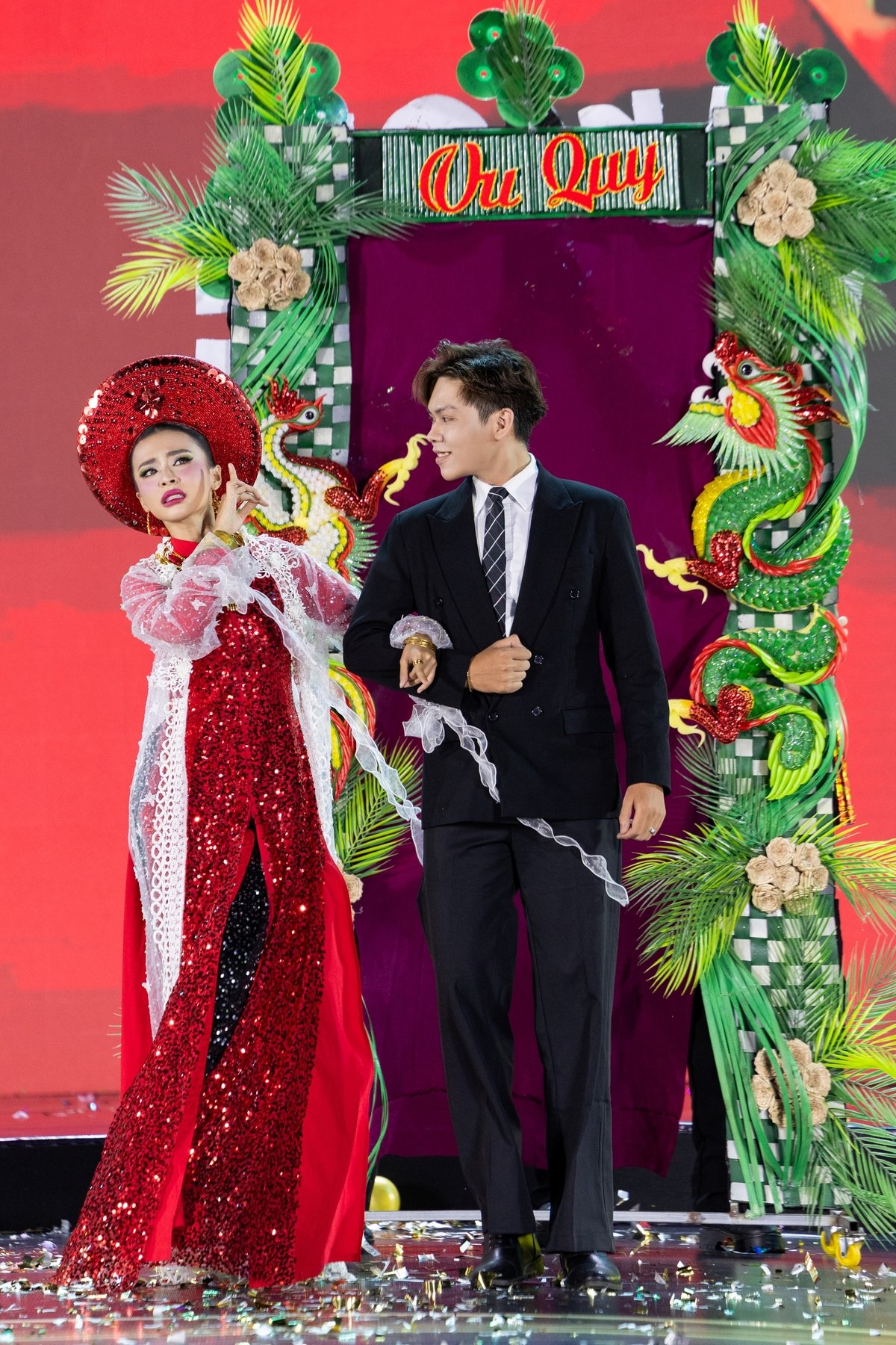 Miss Grand Vietnam 참가자들, 민족 전통 의상 선보여