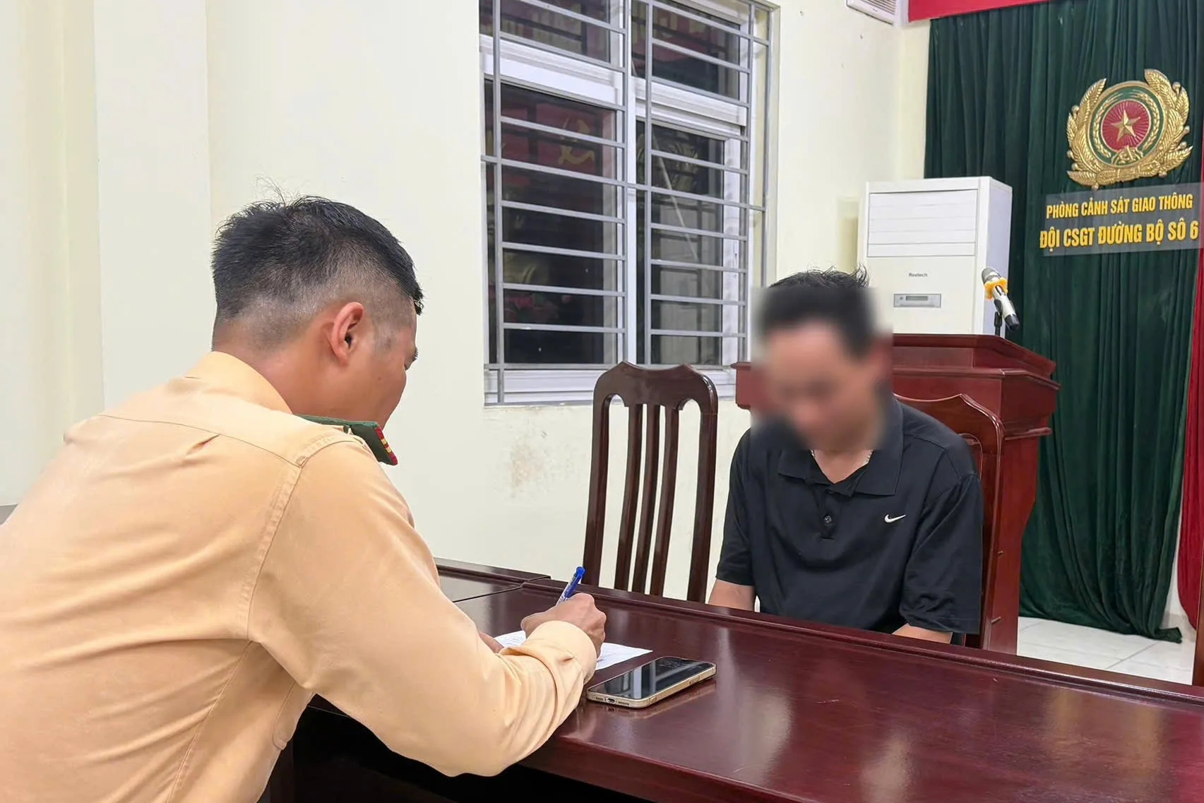 하노이에서 교통경찰을 밀치고 도주한 운전자는 누구?