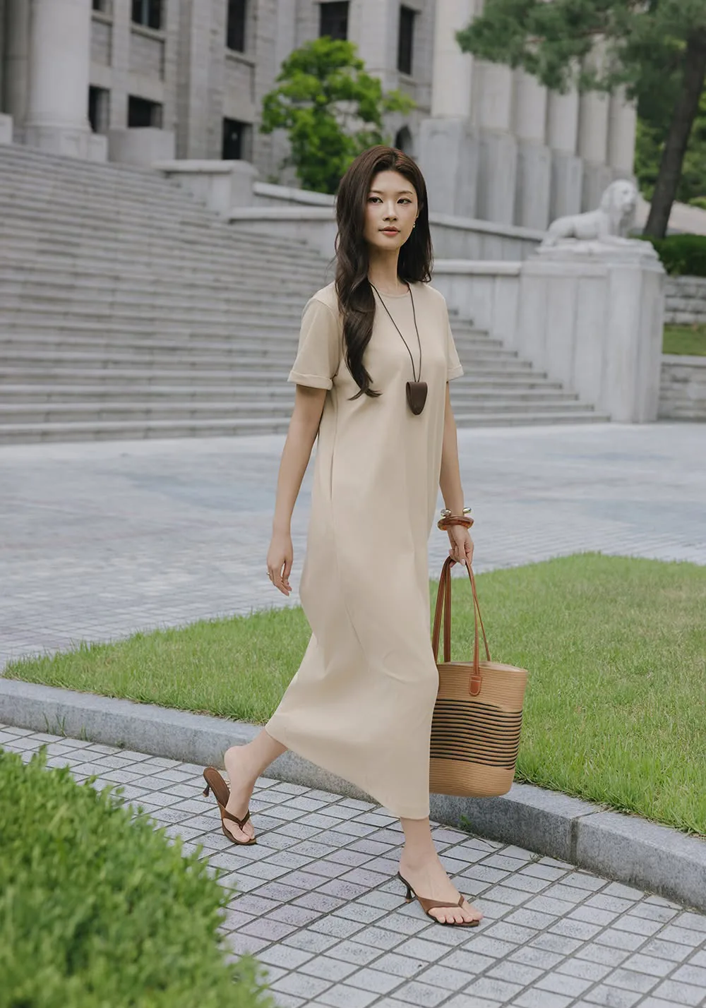 몸매를 감추고 은은한 매력을 뽐내는 스트레이트 원피스, 시원하고 자신감 넘치는 스타일