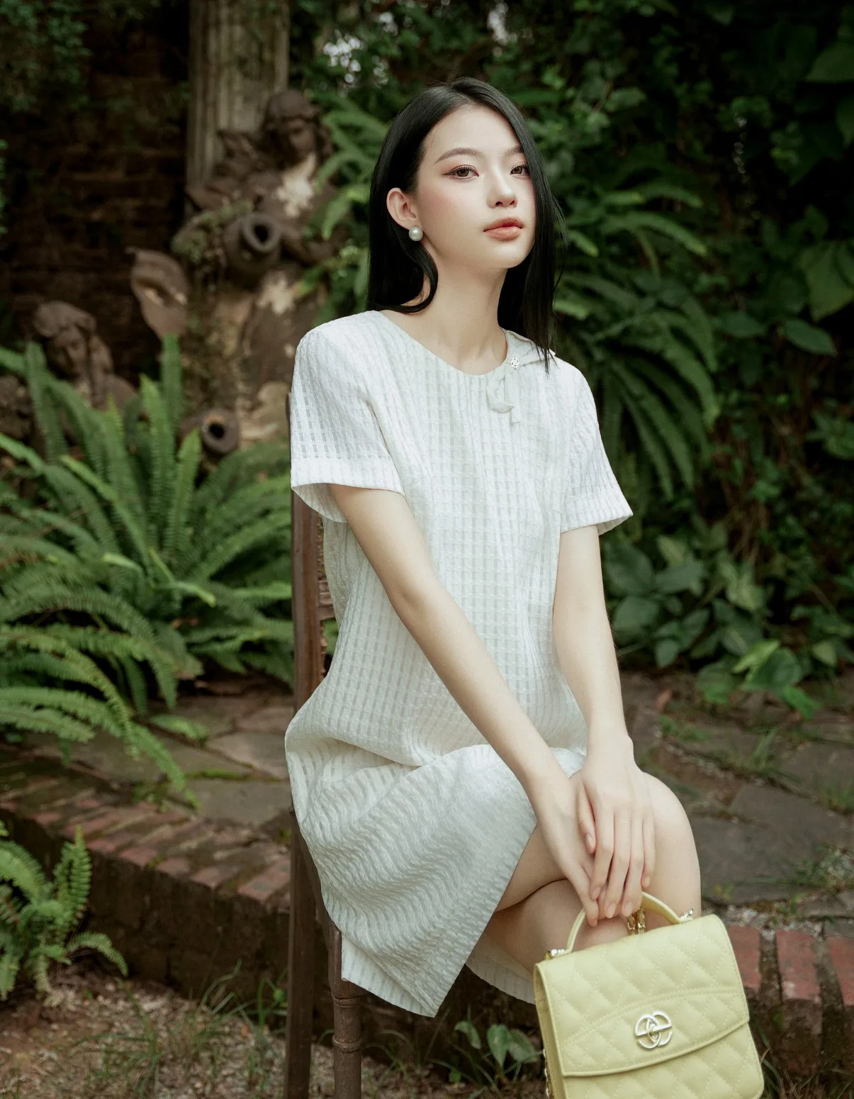 몸매를 감추고 은은한 매력을 뽐내는 스트레이트 원피스, 시원하고 자신감 넘치는 스타일