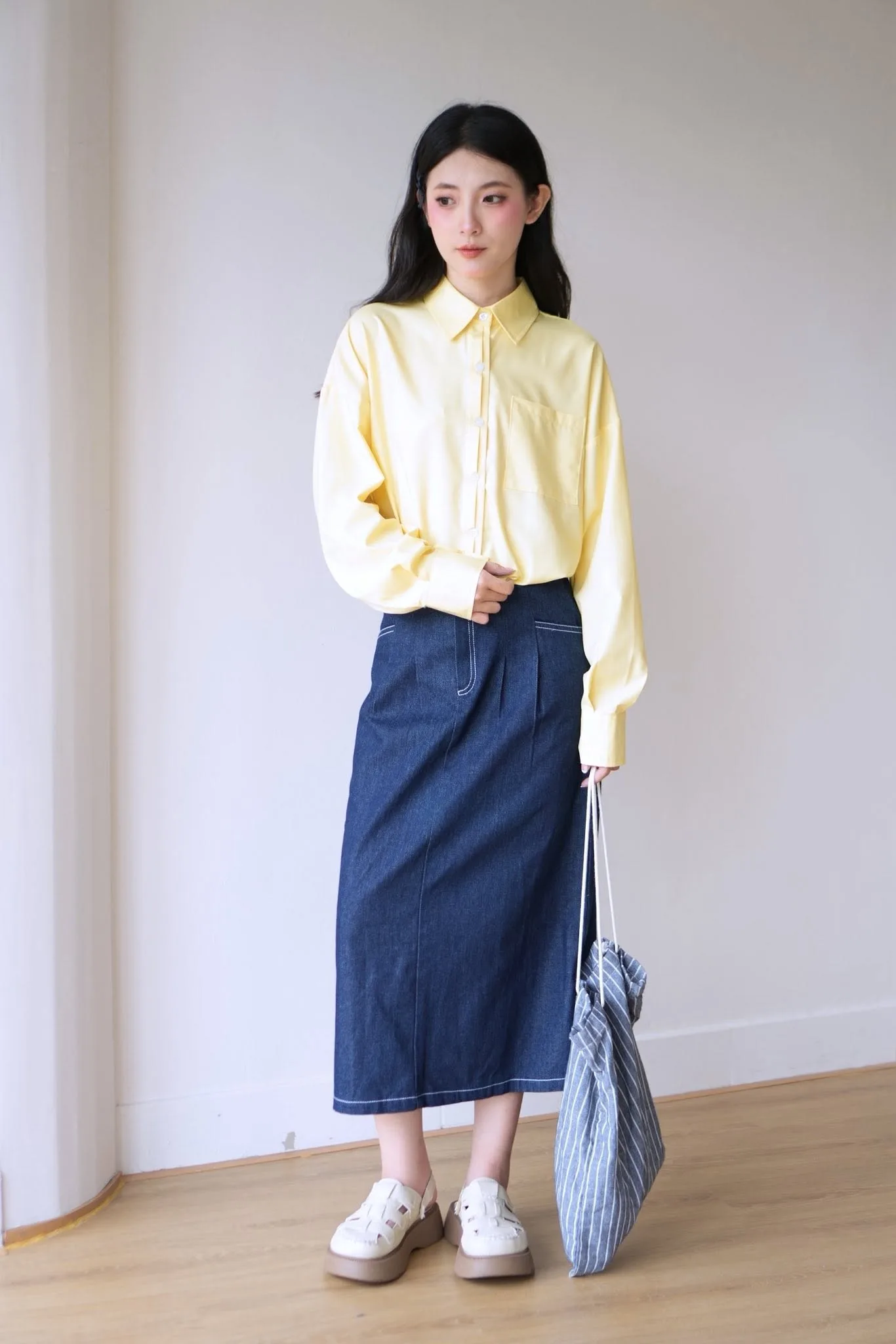 데님 스커트와 롱 데님 원피스로 현대적인 오피스 스타일 연출하기