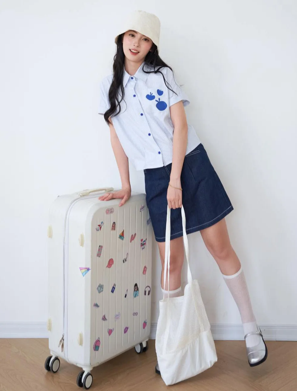 데님 스커트와 롱 데님 원피스로 현대적인 오피스 스타일 연출하기