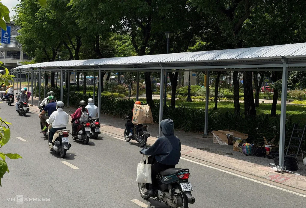 호치민시, 버스 정류장과 메트로역 연결 지붕 설치