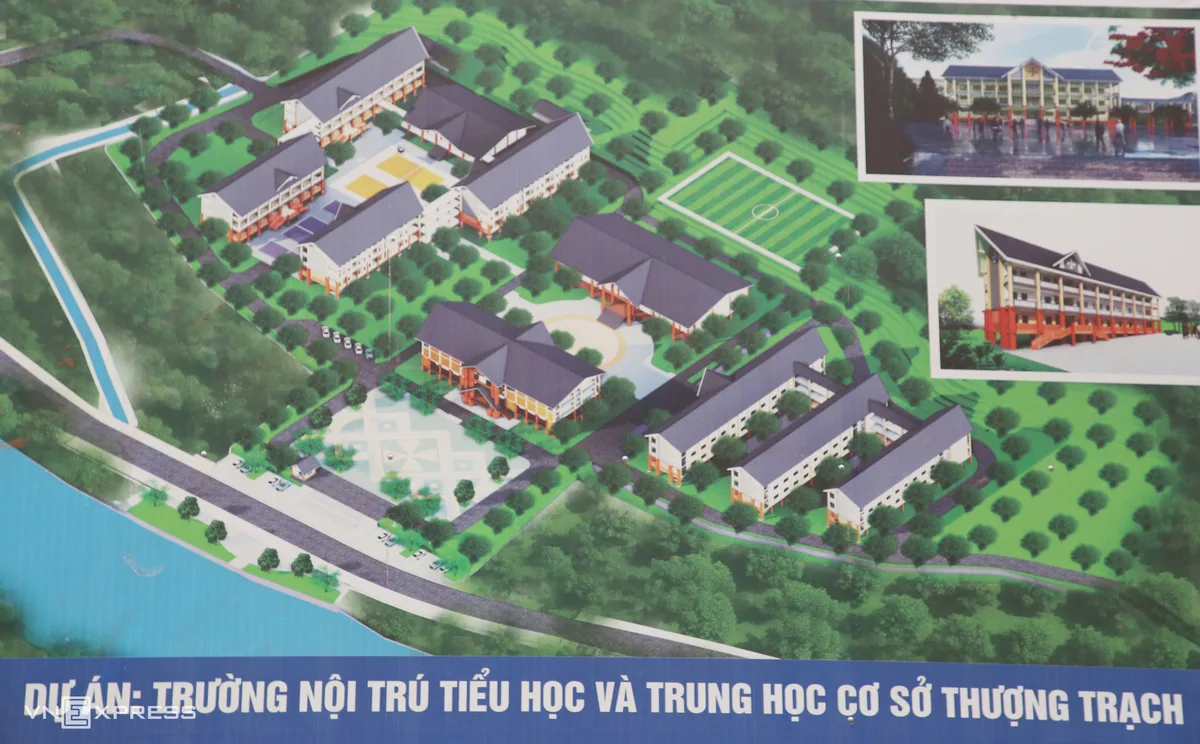 국경 지역 학교 건설에 힘 보태는 군인들