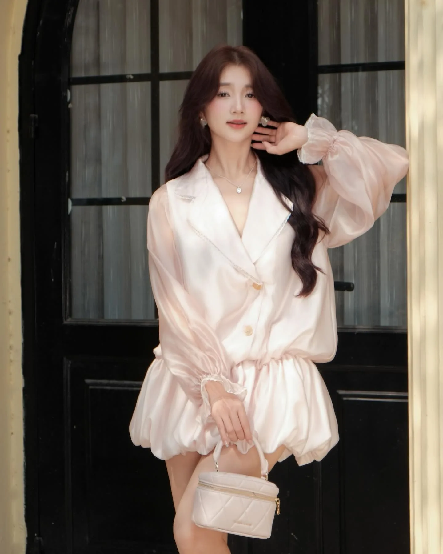 가느다란 목걸이로 우아한 목선 강조