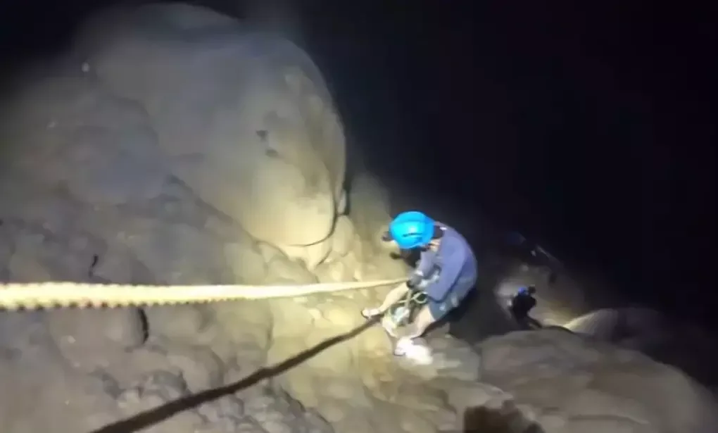 미국인 관광객에게 ‘평생 잊지 못할’ 꽝찌성 동굴 탐험
