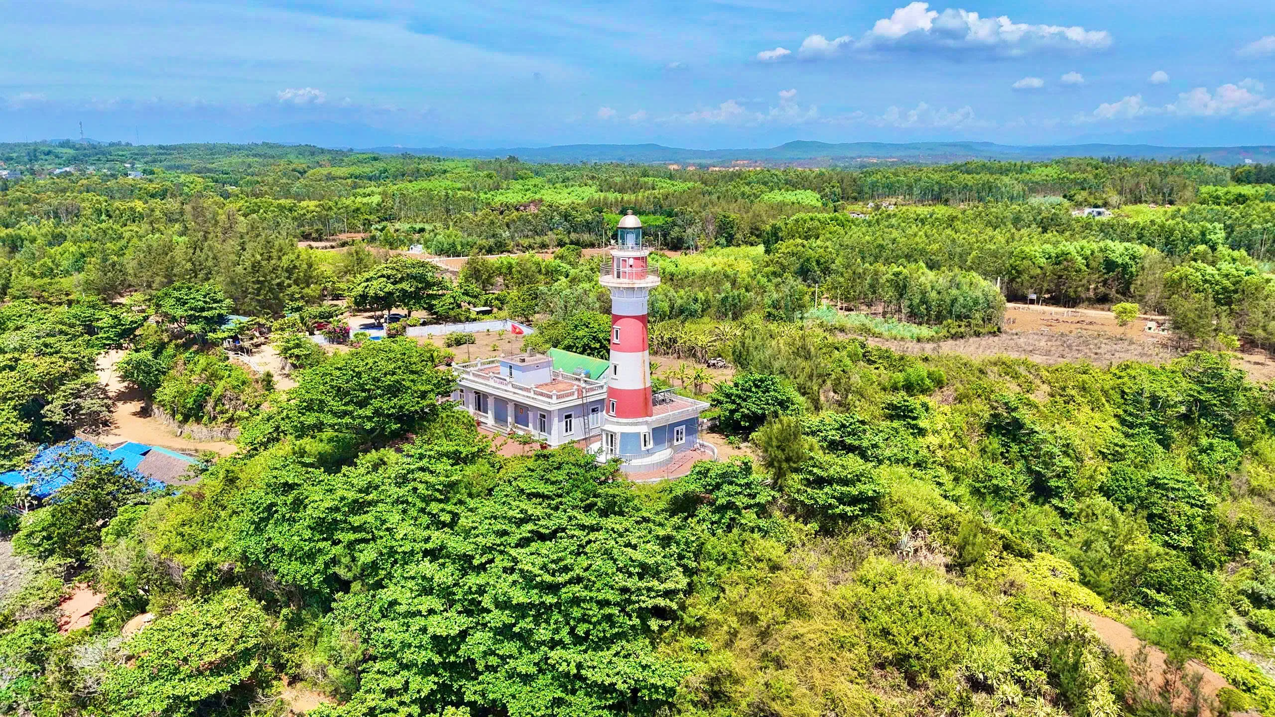 바랑안 등대 옆 고대 화산 분화구의 절경