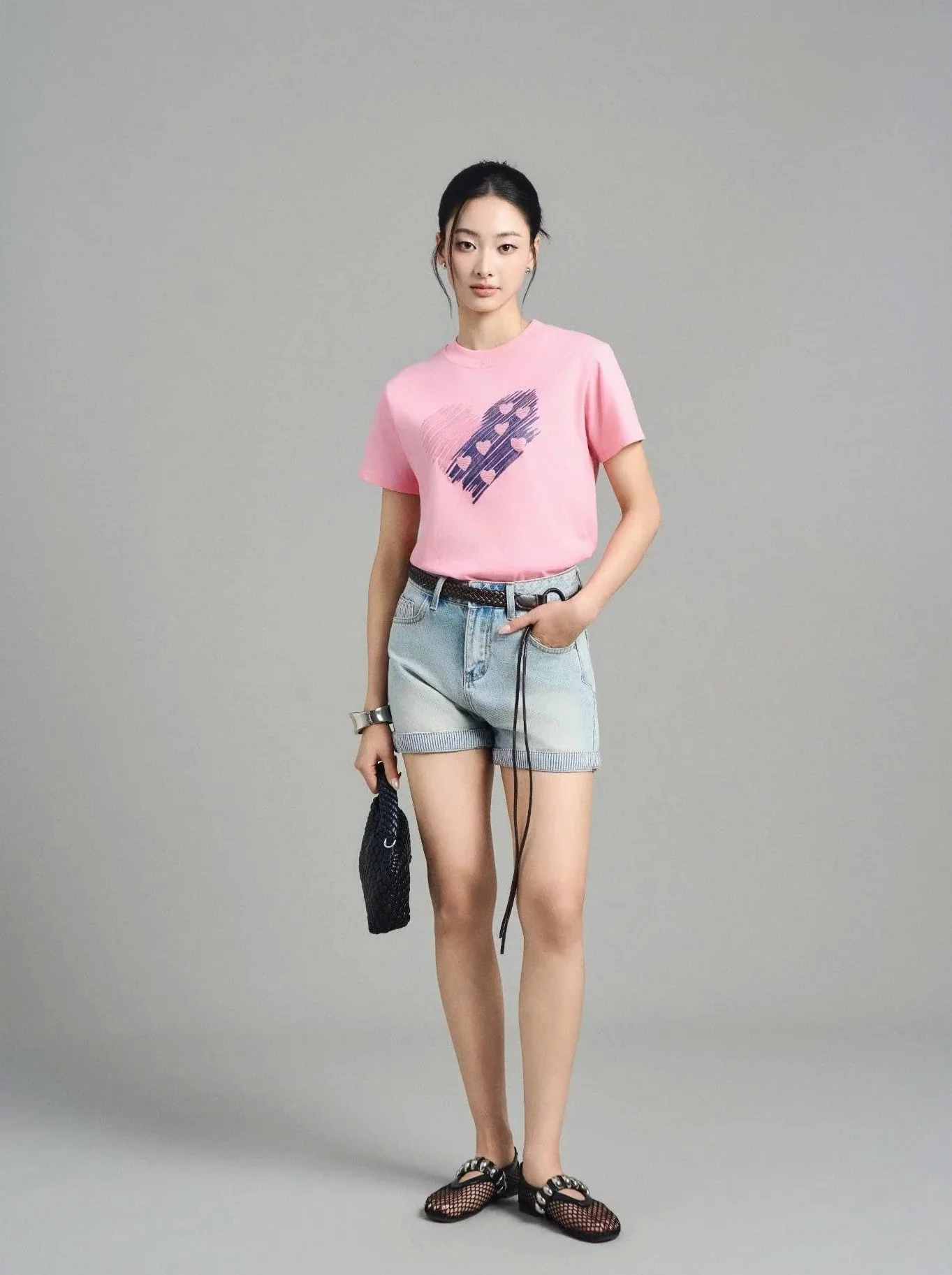 여름 햇살을 위한 다양한 스타일의 티셔츠