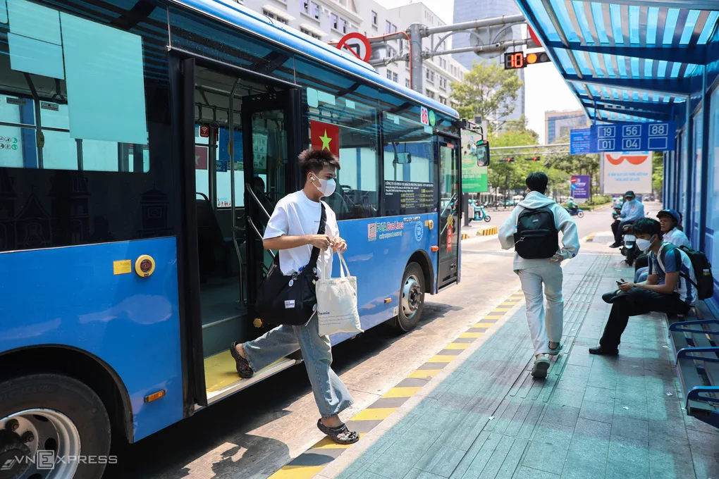 호치민시, 공무원에게 주 2회 버스·메트로 이용 권장
