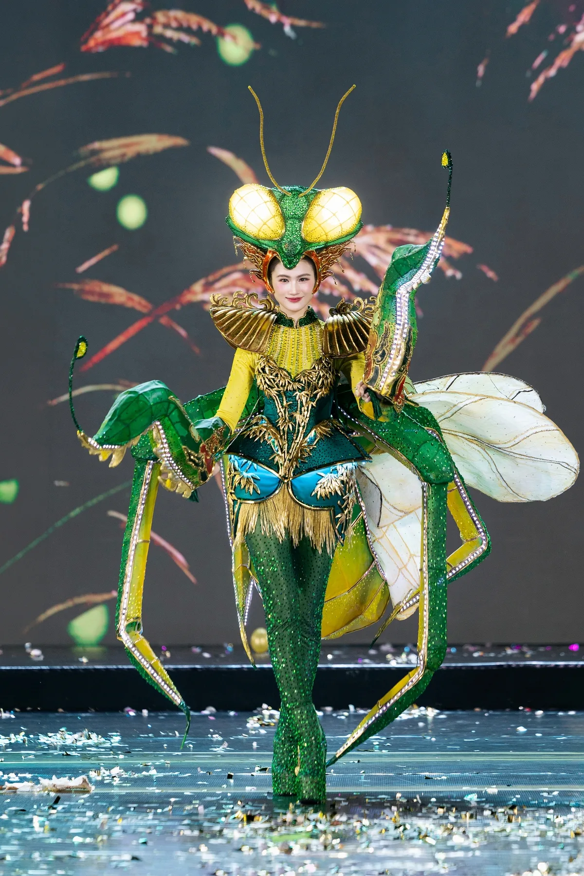 Miss Grand Vietnam 참가자들, 민족 전통 의상 선보여