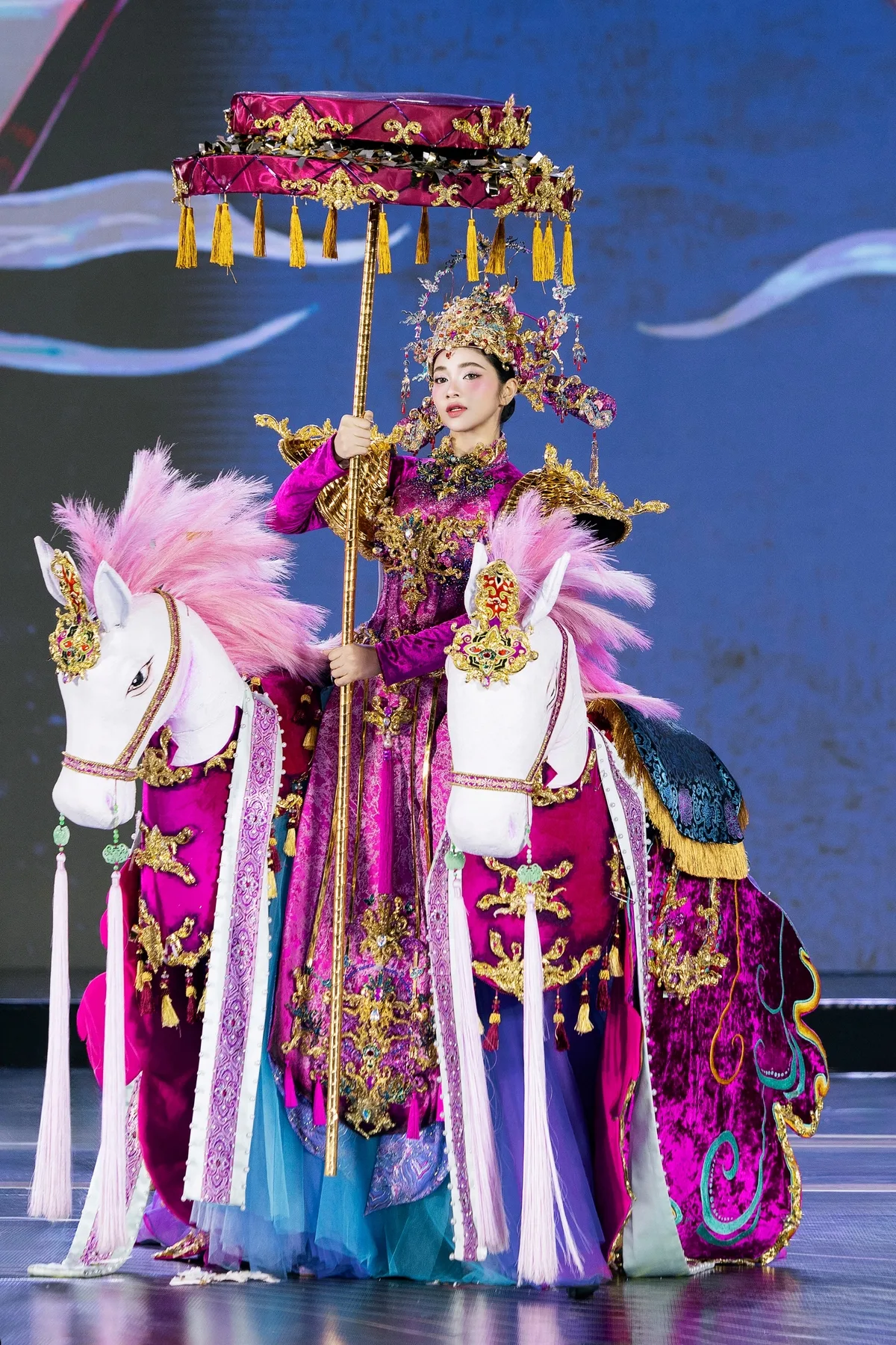 Miss Grand Vietnam 참가자들, 민족 전통 의상 선보여