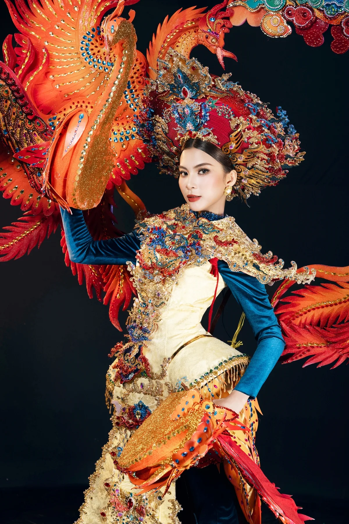 Miss Grand Vietnam 참가자들, 민족 전통 의상 선보여