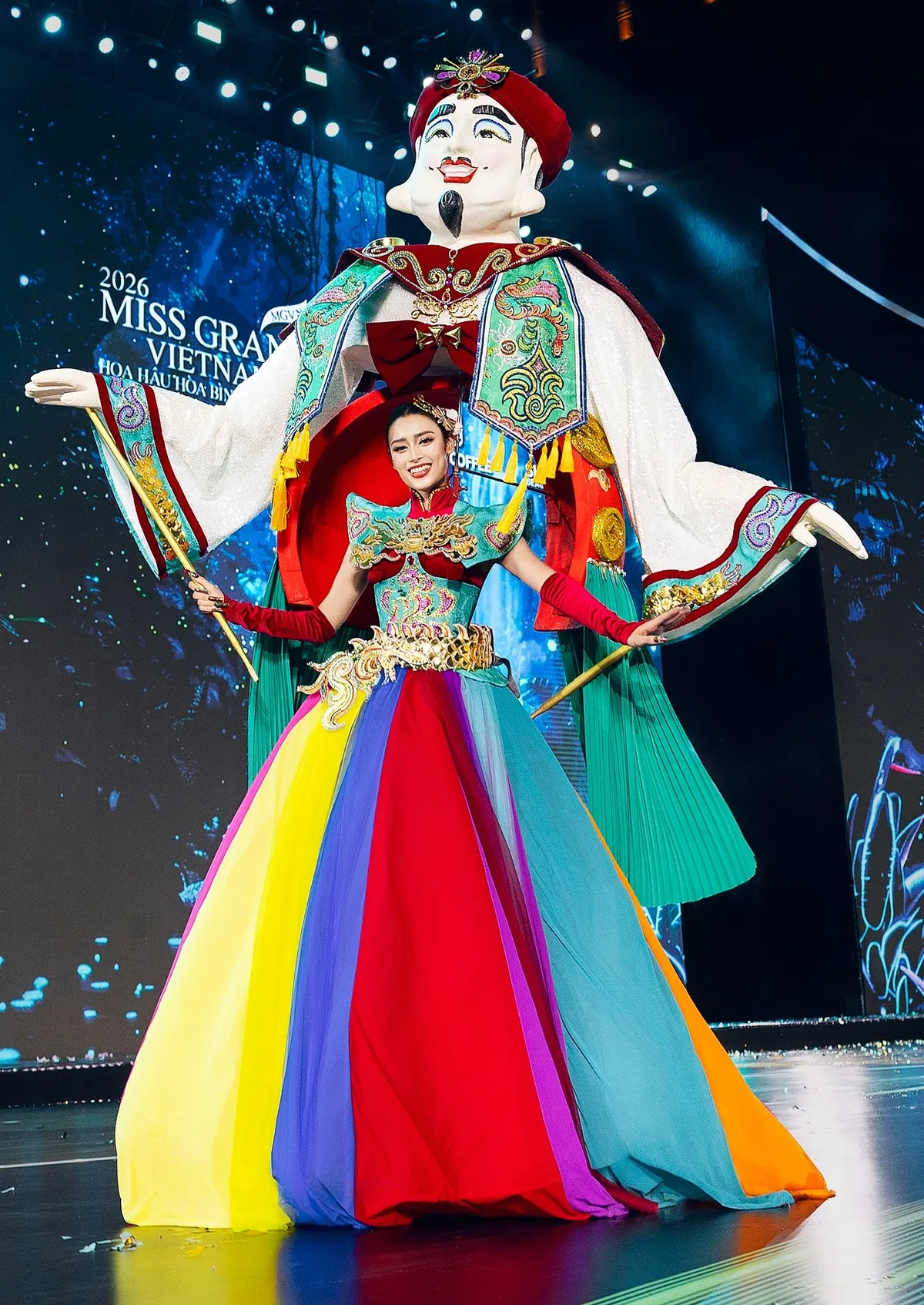 Miss Grand Vietnam 참가자들, 민족 전통 의상 선보여