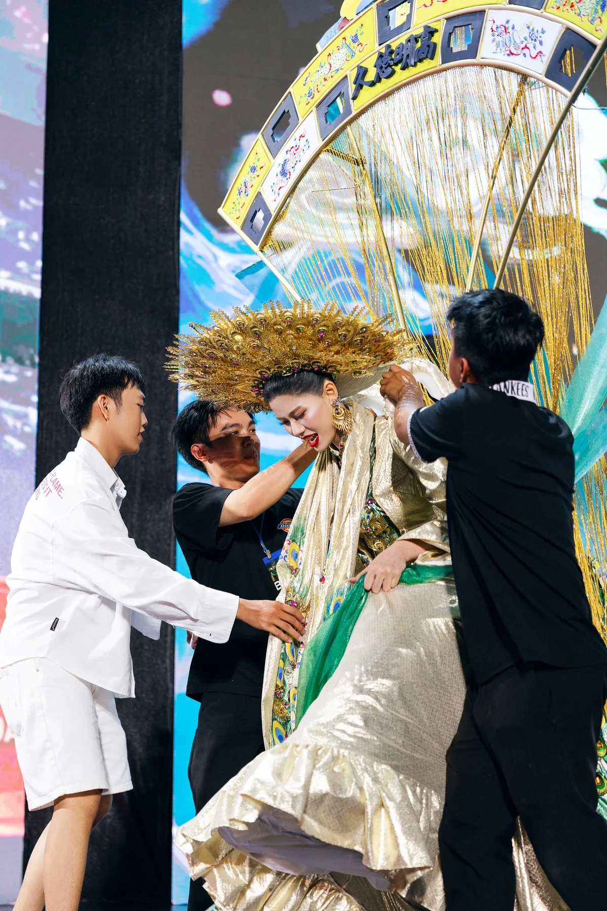 Miss Grand Vietnam 참가자들, 민족 전통 의상 선보여