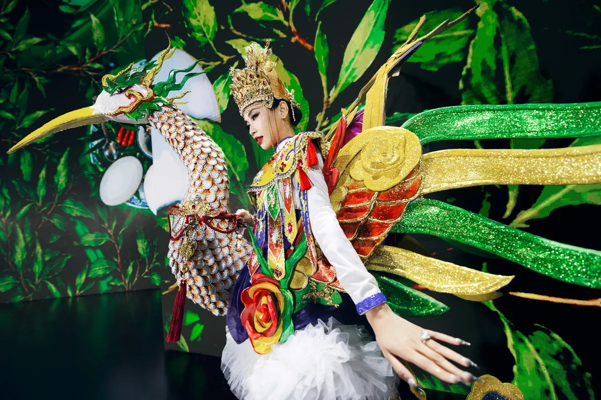 Miss Grand Vietnam 참가자들, 민족 전통 의상 선보여