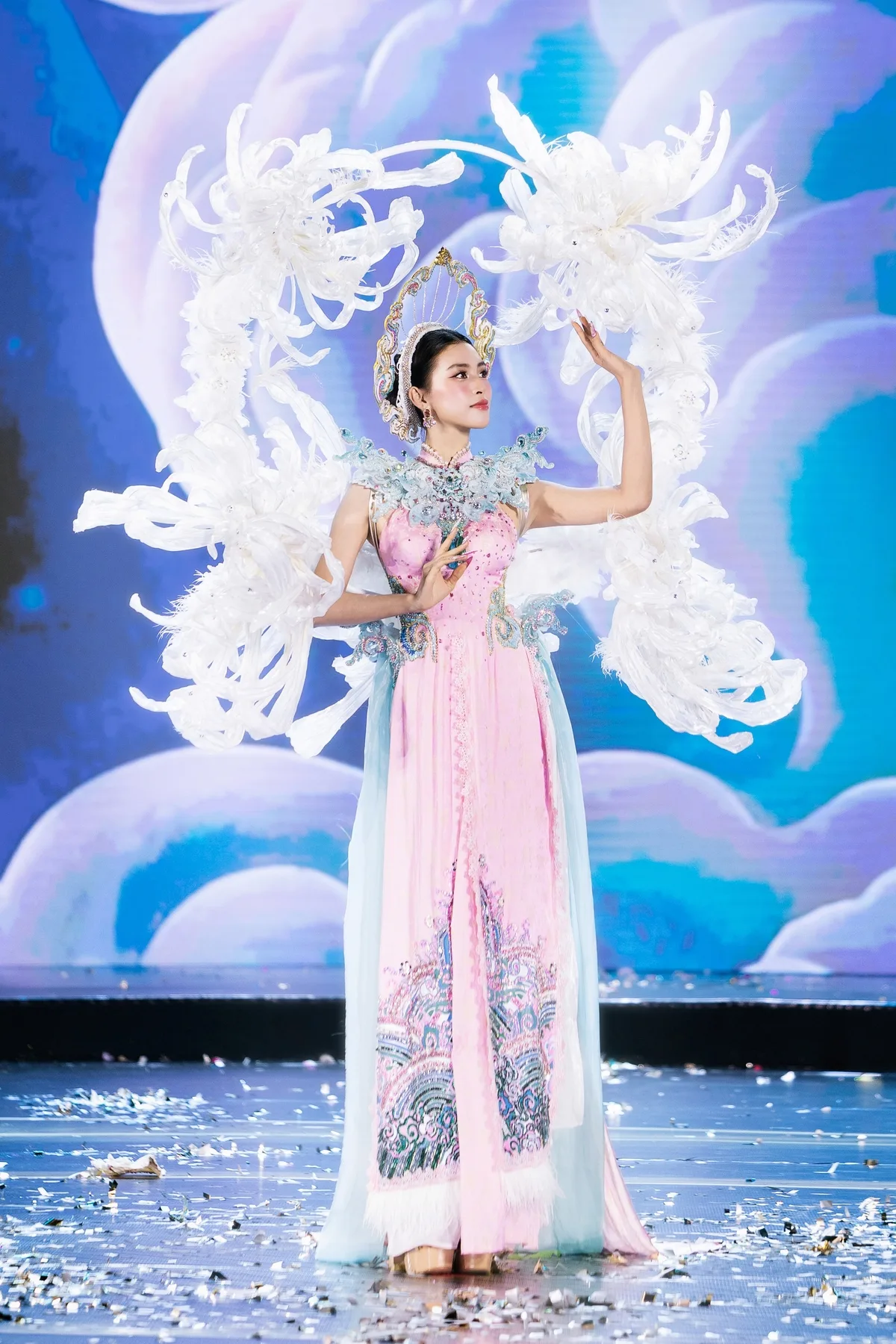 Miss Grand Vietnam 참가자들, 민족 전통 의상 선보여