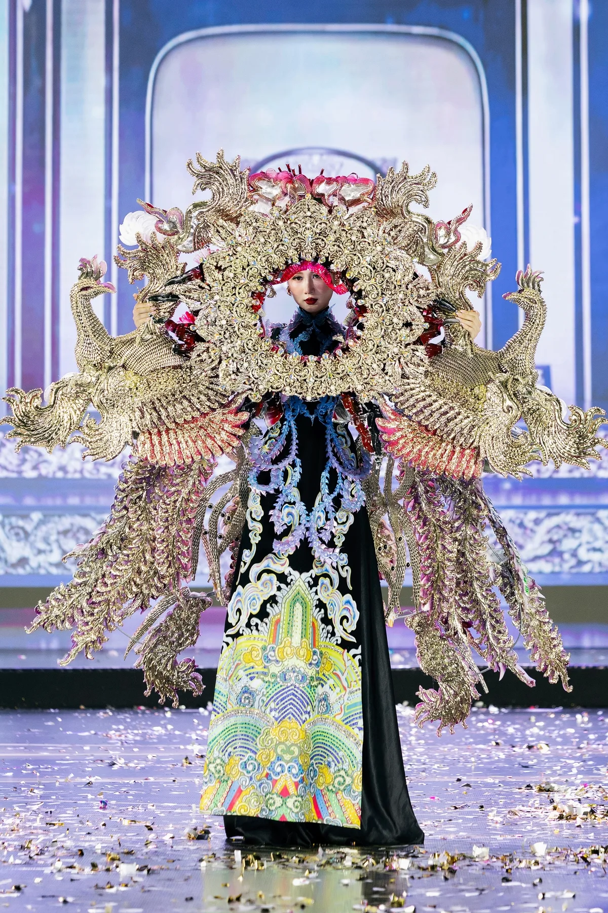 Miss Grand Vietnam 참가자들, 민족 전통 의상 선보여