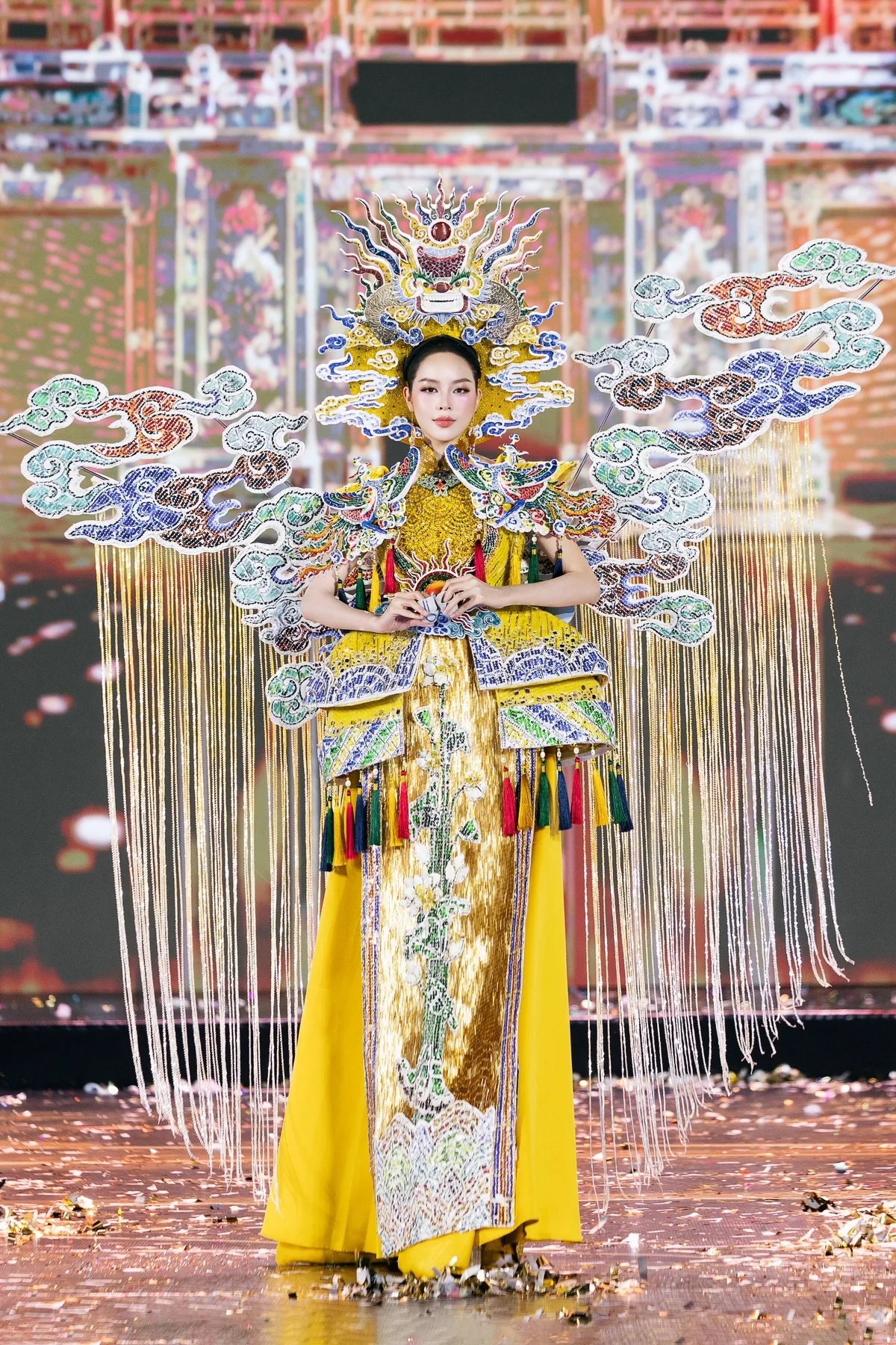 Miss Grand Vietnam 참가자들, 민족 전통 의상 선보여