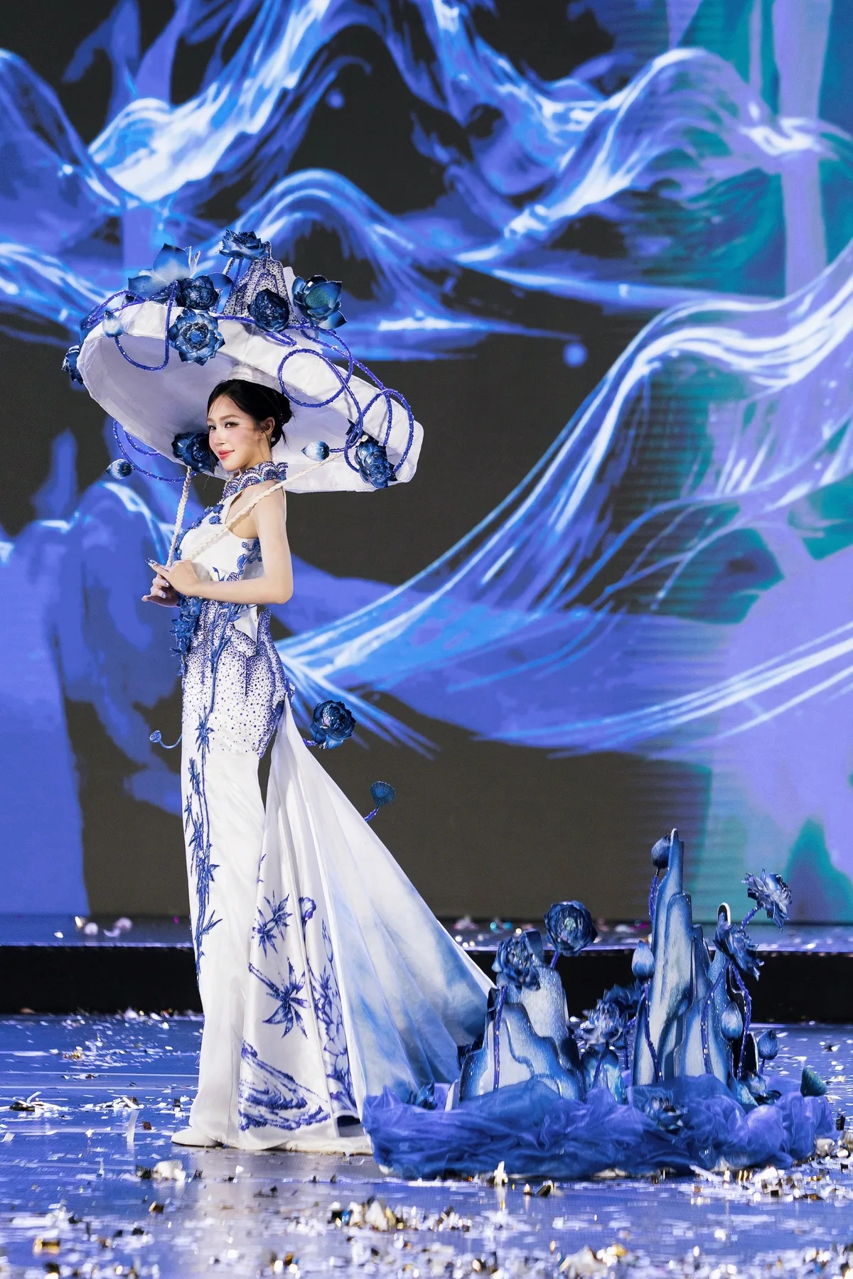 Miss Grand Vietnam 참가자들, 민족 전통 의상 선보여