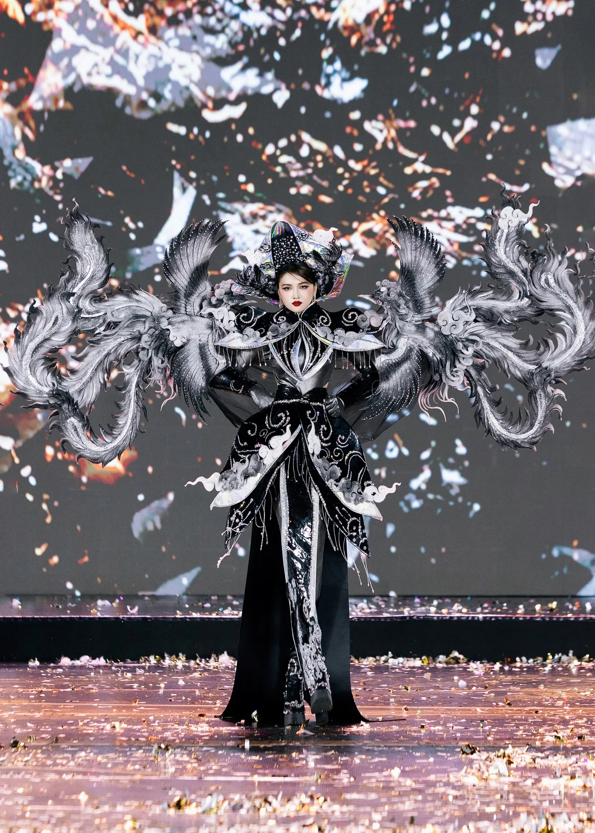 Miss Grand Vietnam 참가자들, 민족 전통 의상 선보여