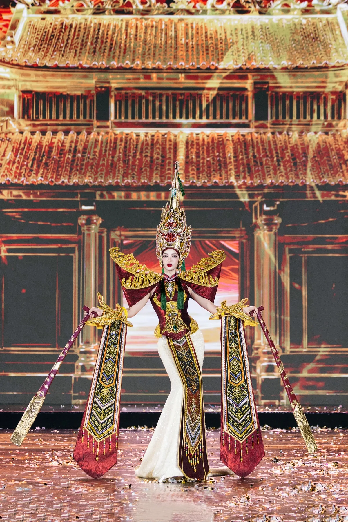 Miss Grand Vietnam 참가자들, 민족 전통 의상 선보여