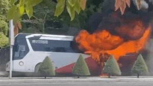 승객 40명 태운 버스, 나짱 해안도로에서 화재 발생
