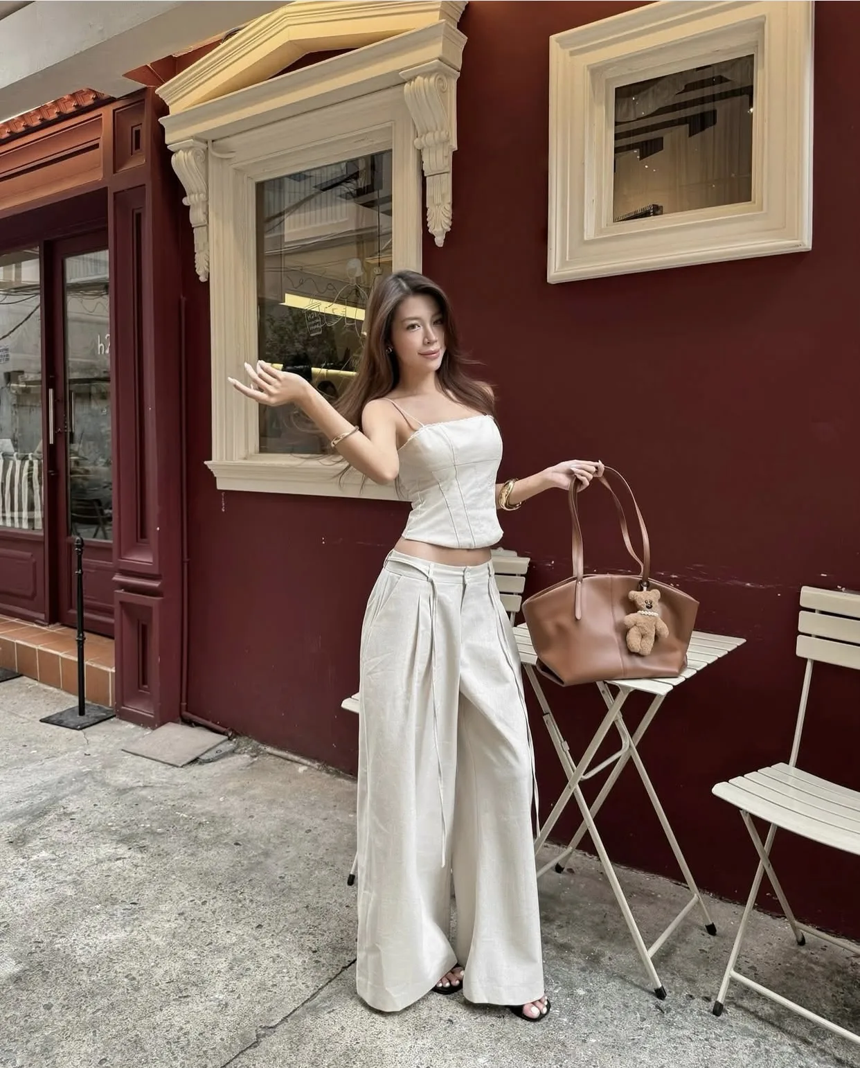 넓은 팔라초 팬츠로 완성하는 압도적인 분위기