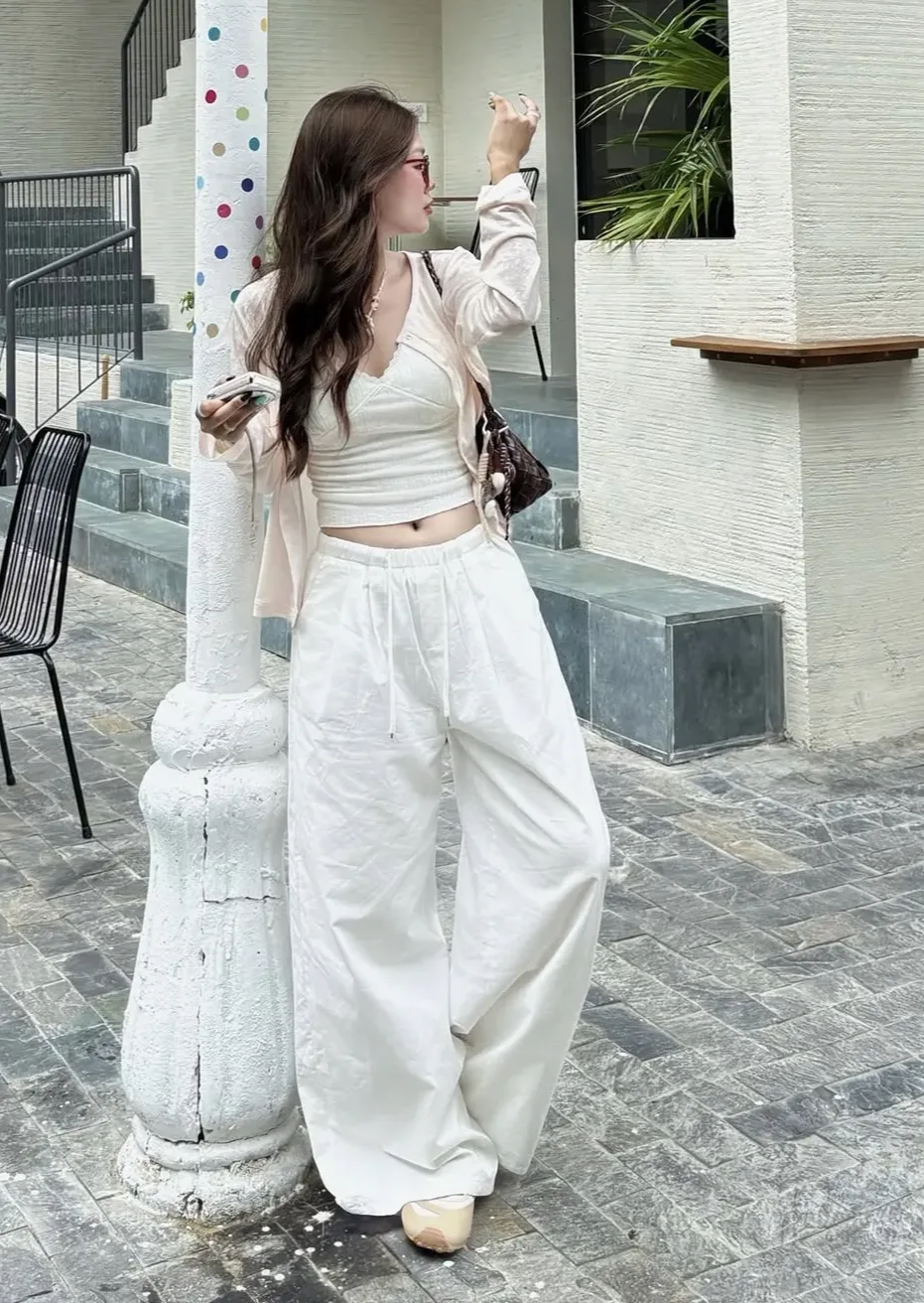 넓은 팔라초 팬츠로 완성하는 압도적인 분위기