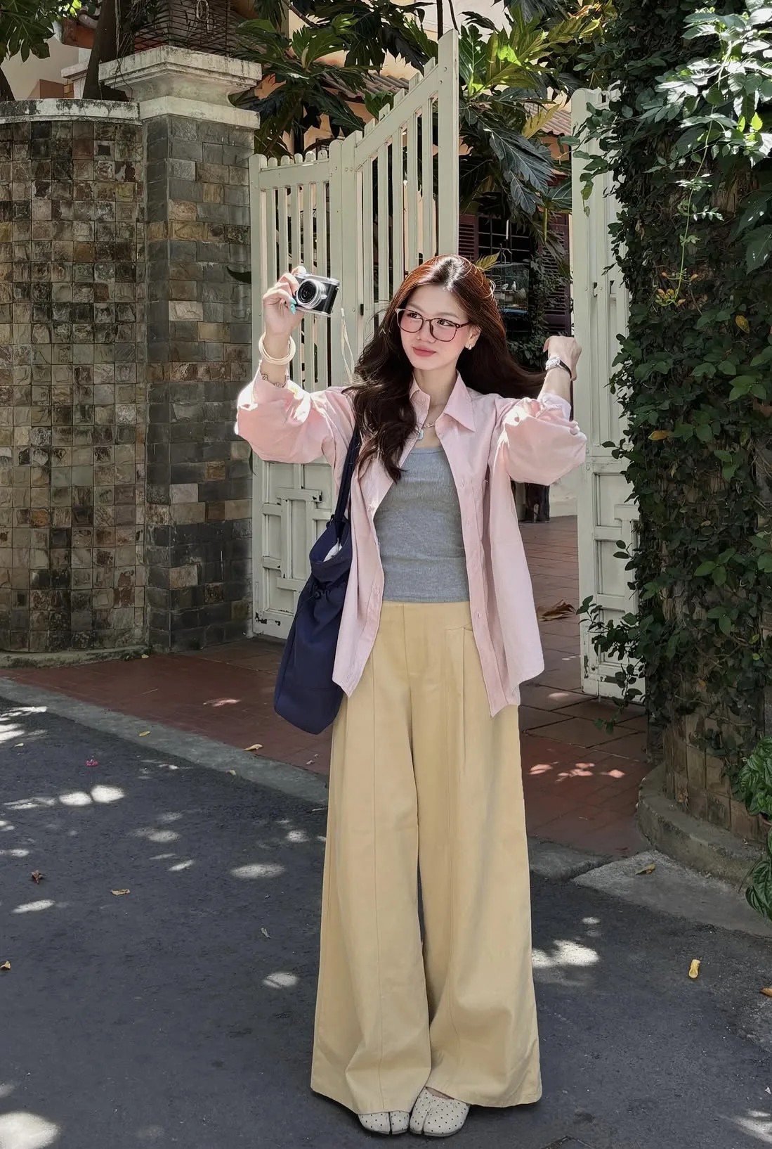 넓은 팔라초 팬츠로 완성하는 압도적인 분위기