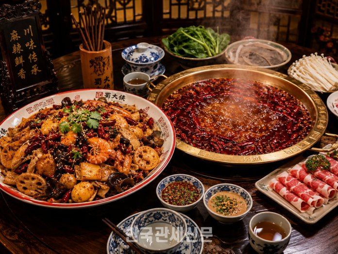 사천요리의 진수를 보여주는 마라샹궈와 훠궈 한 상. 고추의 강렬한 매운맛과 화자오의 얼얼함, 발효 장류의 깊은 풍미가 어우러진 중국 서부 미식의 상징이다. | 기사의 이해를 돕기위해 AI로 생성