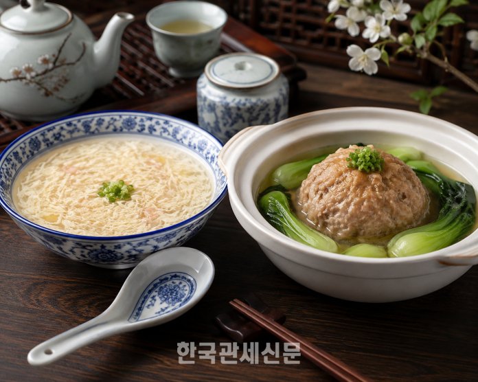 화이양요리는 대운하와 양저우의 상업·문인 문화 속에서 발전했다. 사진은 머리카락처럼 가늘게 썬 문사두부와 ‘사자머리’라 불리는 대형 돼지고기 완자 요리 칭둔스쯔터우. | 기사의 이해를 돕기위해 AI로 생성한 이미지입니다